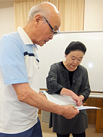 カラオケ教室の補助