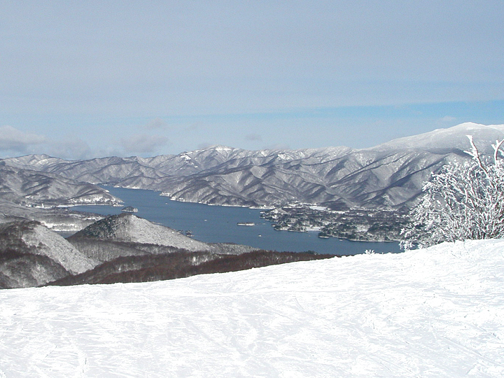 雪の中の湖