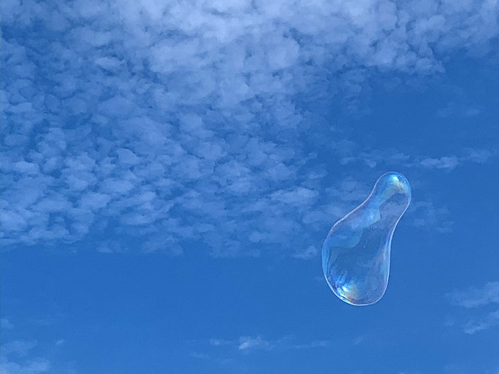青空を飛ぶシャボン玉