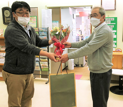 花束でバトンタッチ（泉苑新旧施設長）