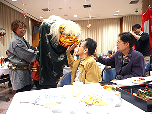 新年会の獅子舞