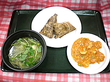 『中国シェフと会食・会話の会』のメニュー、中華ちまき・肉団子のスープ・小海老のチリソース