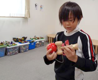 けん玉している小学生