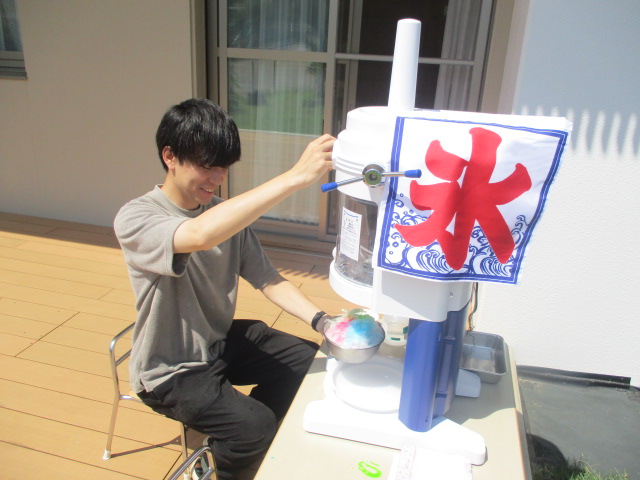 かき氷を作る職員