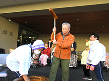 男性利用者の方がもちつきをしている