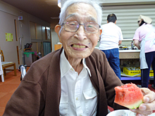 すいかを食べて笑顔の利用者