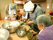 芋煮の野菜を切っている写真