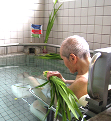 菖蒲湯に浸かっているご利用者