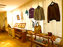 みどり展の作品、編み物や折り紙など