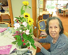 お花を活けるご利用者