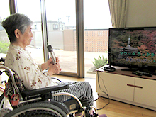カラオケを歌うご利用者