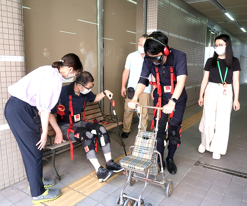 高齢者疑似体験中