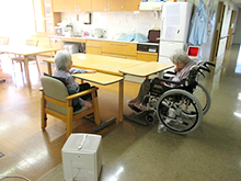 ご利用者2名と加湿器