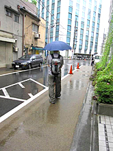 雨降りの中、家路につく夜勤明け職員の後姿