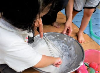 ふわふわ泡遊び
