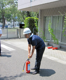 消火器の使い方を教える職員