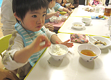 給食を食べる男の子