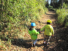 冬の散歩道を手をつないで歩く子どもたち