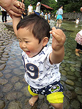 歩くのが楽しい男の子