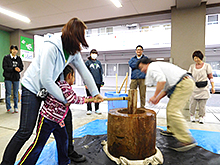 職員と子どもでもちつき