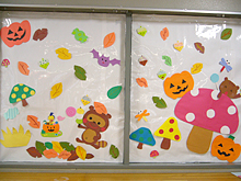 落ち葉にかぼちゃにキャンディ、秋のハロウィン壁面装飾